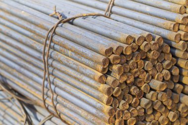 Metal ürünlerin depodaki paketlerine yuvarlak bölümünün metal profil