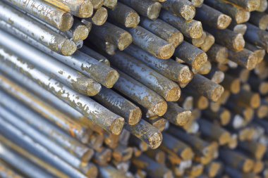 Metal ürünlerin depodaki paketlerine yuvarlak bölümünün metal profil