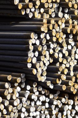 Metal ürünlerin depodaki paketlerine yuvarlak bölümünün metal profil