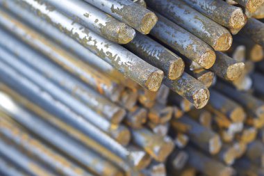 Metal ürünlerin depodaki paketlerine yuvarlak bölümünün metal profil