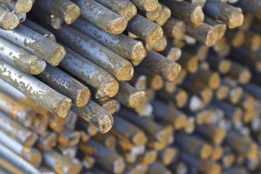 Metal ürünlerin depodaki paketlerine yuvarlak bölümünün metal profil