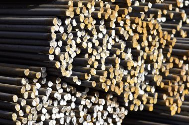 Metal ürünlerin depodaki paketlerine yuvarlak bölümünün metal profil