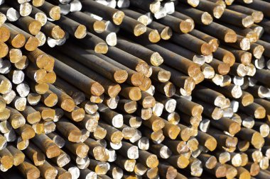 Metal ürünlerin depodaki paketlerine yuvarlak bölümünün metal profil