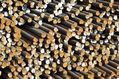 Metal ürünlerin depodaki paketlerine yuvarlak bölümünün metal profil