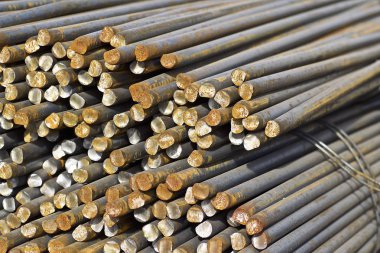 Metal ürünlerin depodaki paketlerine yuvarlak bölümünün metal profil