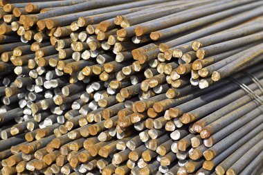 Metal ürünlerin depodaki paketlerine yuvarlak bölümünün metal profil