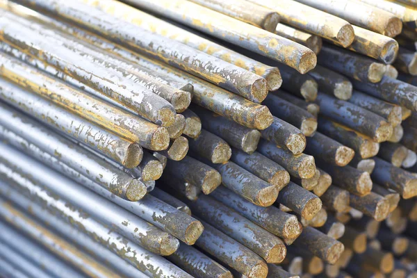 A kerek szakasza csomag a raktárban fémtermékek fém profil — Stock Fotó