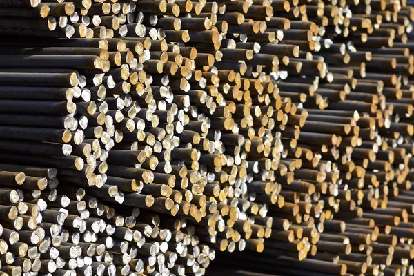 Metallprofil mit rundem Querschnitt in Packungen im Lager für Metallprodukte — Stockfoto