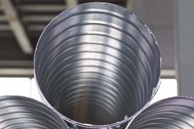 Çeşitli havalandırma sistemleri için galvanizli sacdan yapılmış elemanlar ve parçalar