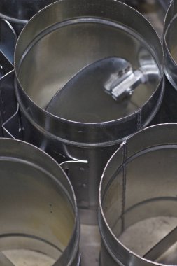 Çeşitli havalandırma sistemleri için galvanizli sacdan yapılmış elemanlar ve parçalar