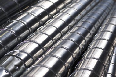 Çeşitli havalandırma sistemleri için galvanizli sacdan yapılmış elemanlar ve parçalar