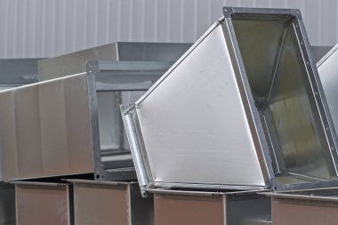 Çeşitli havalandırma sistemleri için galvanizli sacdan yapılmış elemanlar ve parçalar