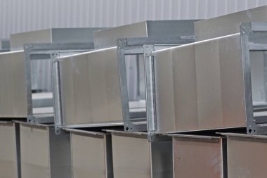 Çeşitli havalandırma sistemleri için galvanizli sacdan yapılmış elemanlar ve parçalar