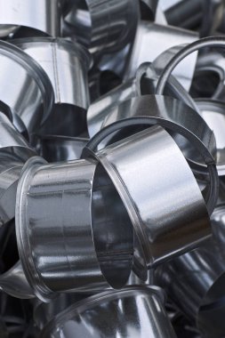 Çeşitli havalandırma sistemleri için galvanizli sacdan yapılmış elemanlar ve parçalar