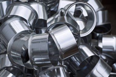 Çeşitli havalandırma sistemleri için galvanizli sacdan yapılmış elemanlar ve parçalar