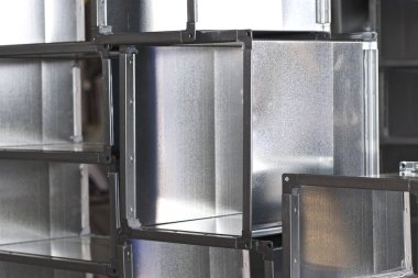 Çeşitli havalandırma sistemleri için galvanizli sacdan yapılmış elemanlar ve parçalar