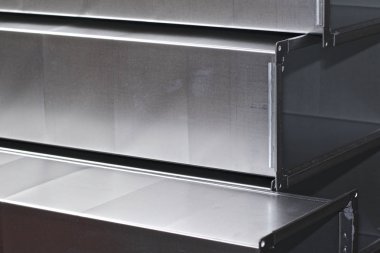 Çeşitli havalandırma sistemleri için galvanizli sacdan yapılmış elemanlar ve parçalar