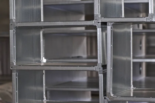Element och delar tillverkade av galvaniserad plåt för olika ventilationssystem — Stockfoto