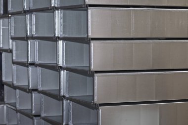 Çeşitli havalandırma sistemleri için galvanizli sacdan yapılmış elemanlar ve parçalar