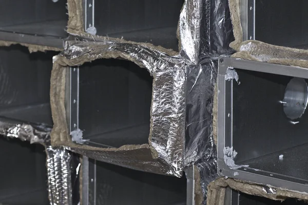 Çeşitli havalandırma sistemleri için galvanizli sacdan yapılmış elemanlar ve parçalar — Stok fotoğraf