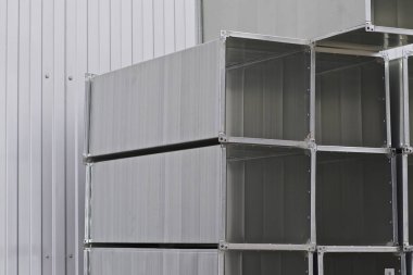 Çeşitli havalandırma sistemleri için galvanizli sacdan yapılmış elemanlar ve parçalar