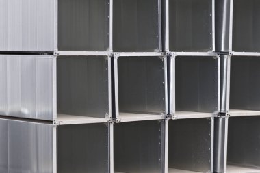 Çeşitli havalandırma sistemleri için galvanizli sacdan yapılmış elemanlar ve parçalar