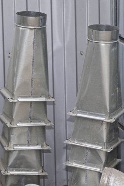 Çeşitli havalandırma sistemleri için galvanizli sacdan yapılmış elemanlar ve parçalar