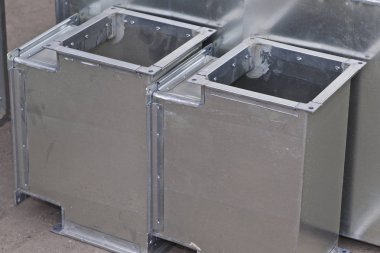 Çeşitli havalandırma sistemleri için galvanizli sacdan yapılmış elemanlar ve parçalar