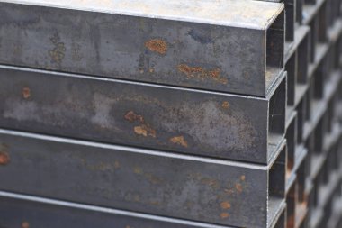 Metal ürünler deposundaki paketlerde dikdörtgen kesitlerin metal profil borusu