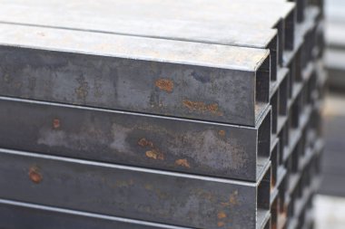 Metal ürünler deposundaki paketlerde dikdörtgen kesitlerin metal profil borusu