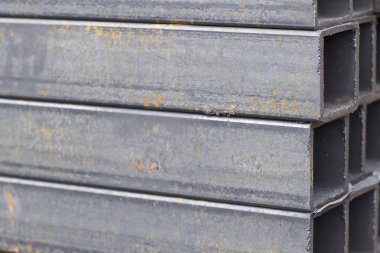 Metal ürünler deposundaki paketlerde dikdörtgen kesitlerin metal profil borusu