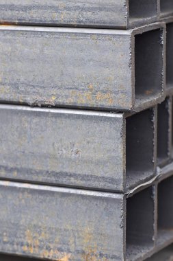 Metal ürünler deposundaki paketlerde dikdörtgen kesitlerin metal profil borusu