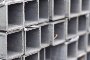 Metal ürünler deposundaki paketlerde dikdörtgen kesitlerin metal profil borusu