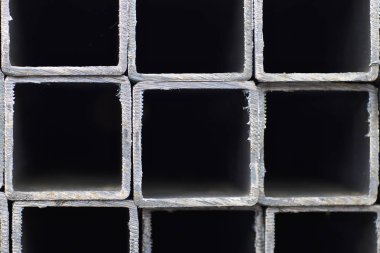 Metal ürünler deposundaki paketlerde dikdörtgen kesitlerin metal profil borusu