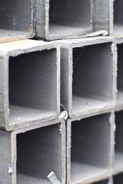 Metal ürünler deposundaki paketlerde dikdörtgen kesitlerin metal profil borusu