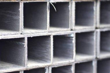 Metal ürünler deposundaki paketlerde dikdörtgen kesitlerin metal profil borusu