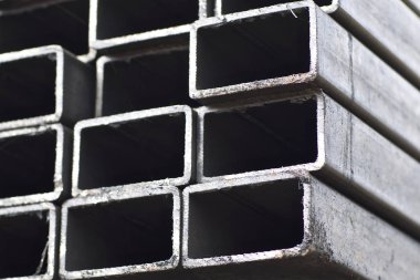 Metal ürünler deposundaki paketlerde dikdörtgen kesitlerin metal profil borusu