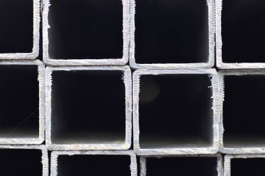 Metal ürünler deposundaki paketlerde dikdörtgen kesitlerin metal profil borusu