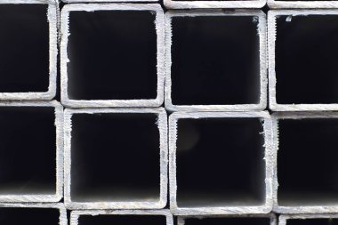 Metal ürünler deposundaki paketlerde dikdörtgen kesitlerin metal profil borusu