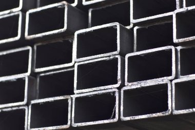 Metal ürünler deposundaki paketlerde dikdörtgen kesitlerin metal profil borusu