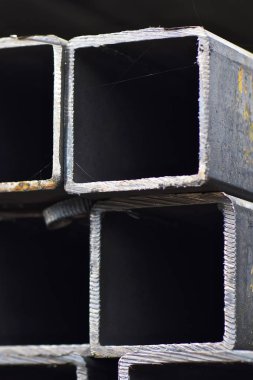 Metal ürünler deposundaki paketlerde dikdörtgen kesitlerin metal profil borusu