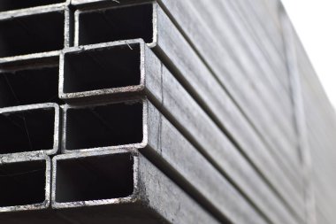 Metal ürünler deposundaki paketlerde dikdörtgen kesitlerin metal profil borusu