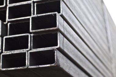Metal ürünler deposundaki paketlerde dikdörtgen kesitlerin metal profil borusu