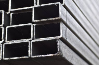 Metal ürünler deposundaki paketlerde dikdörtgen kesitlerin metal profil borusu