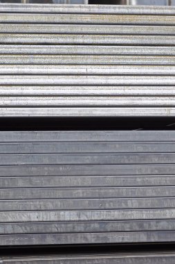 Metal ürünler deposundaki paketlerde dikdörtgen kesitlerin metal profil borusu