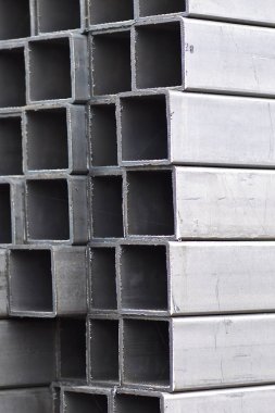 Metal ürünler deposundaki paketlerde dikdörtgen kesitlerin metal profil borusu