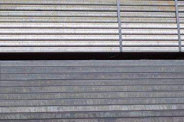 Metal ürünler deposundaki paketlerde dikdörtgen kesitlerin metal profil borusu