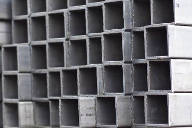 Metal ürünler deposundaki paketlerde dikdörtgen kesitlerin metal profil borusu