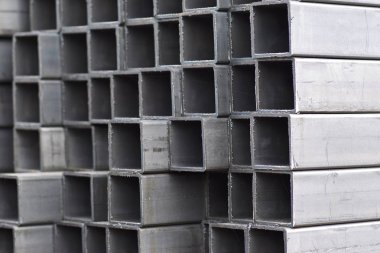 Metal ürünler deposundaki paketlerde dikdörtgen kesitlerin metal profil borusu