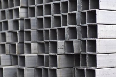 Metal ürünler deposundaki paketlerde dikdörtgen kesitlerin metal profil borusu